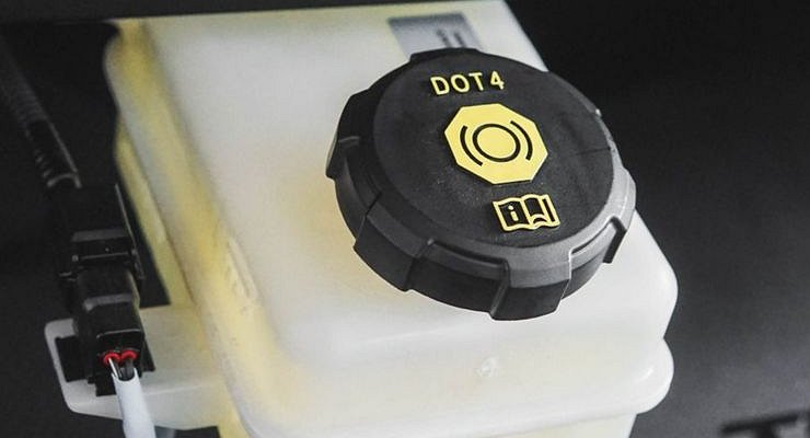Above the maximum: what threatens to overflow brake fluid in a car