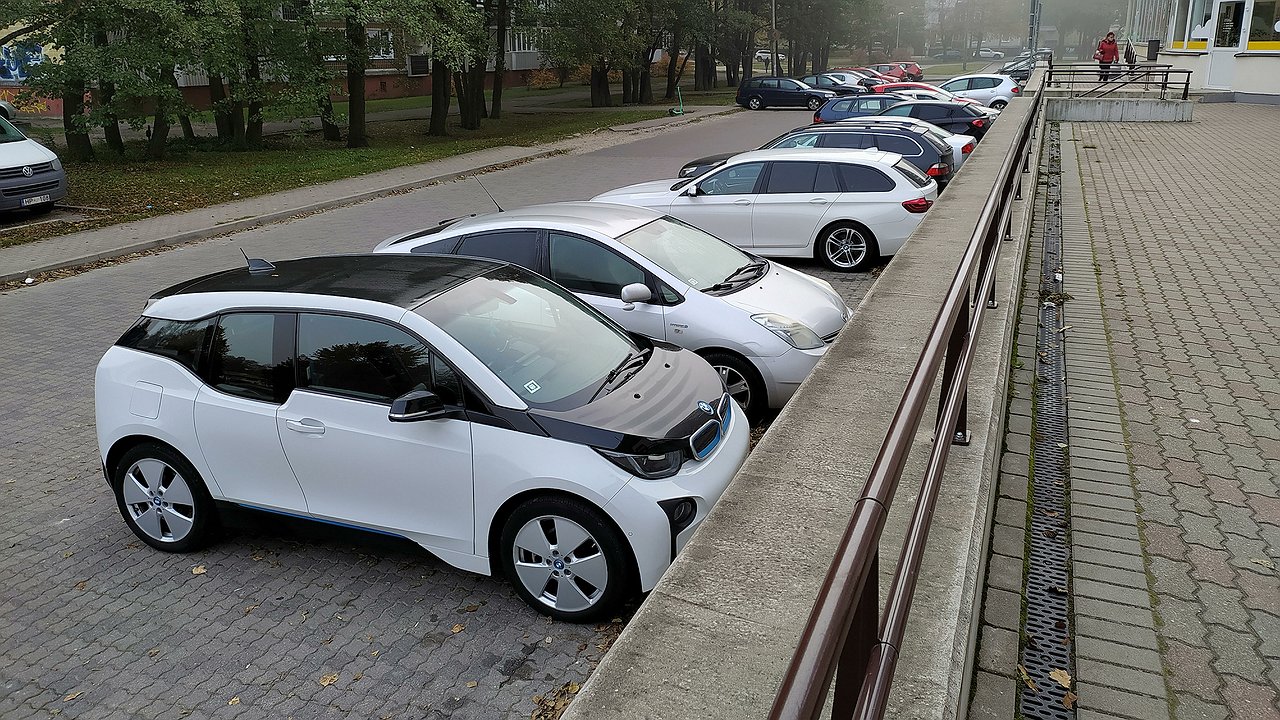 Turned on the back: the EU slowed down with a ban on cars with internal combustion engines