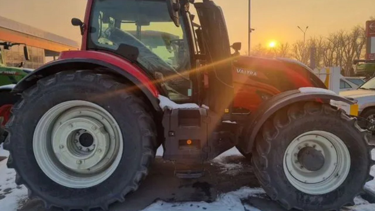 For sale in Russia “crazy” tractor from the Guinness Book of Records