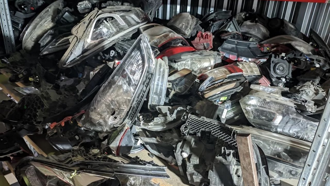 Who and why buys broken car headlights