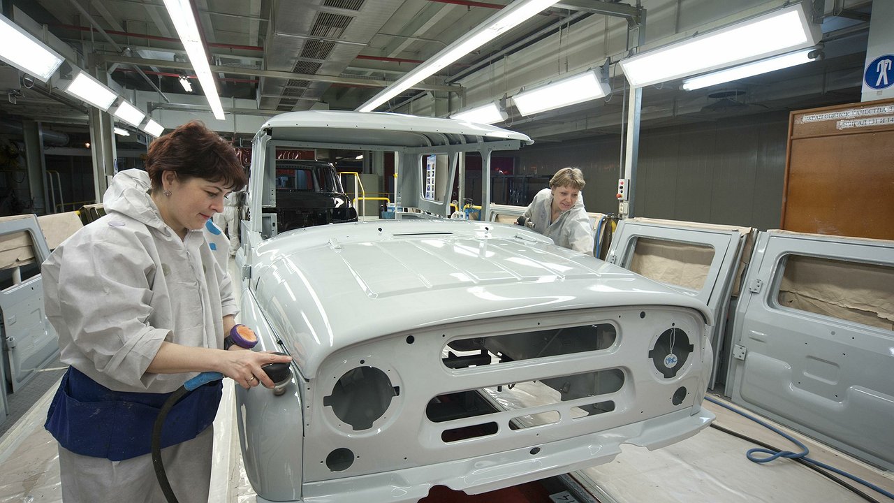The police arrested a top manager of UAZ for taking a bribe from a supplier of a car factory