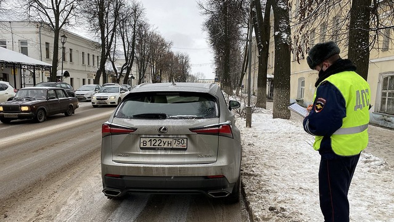 A typical “swindler”: how the traffic police deprives “rights” for dubiously screwed license plates
