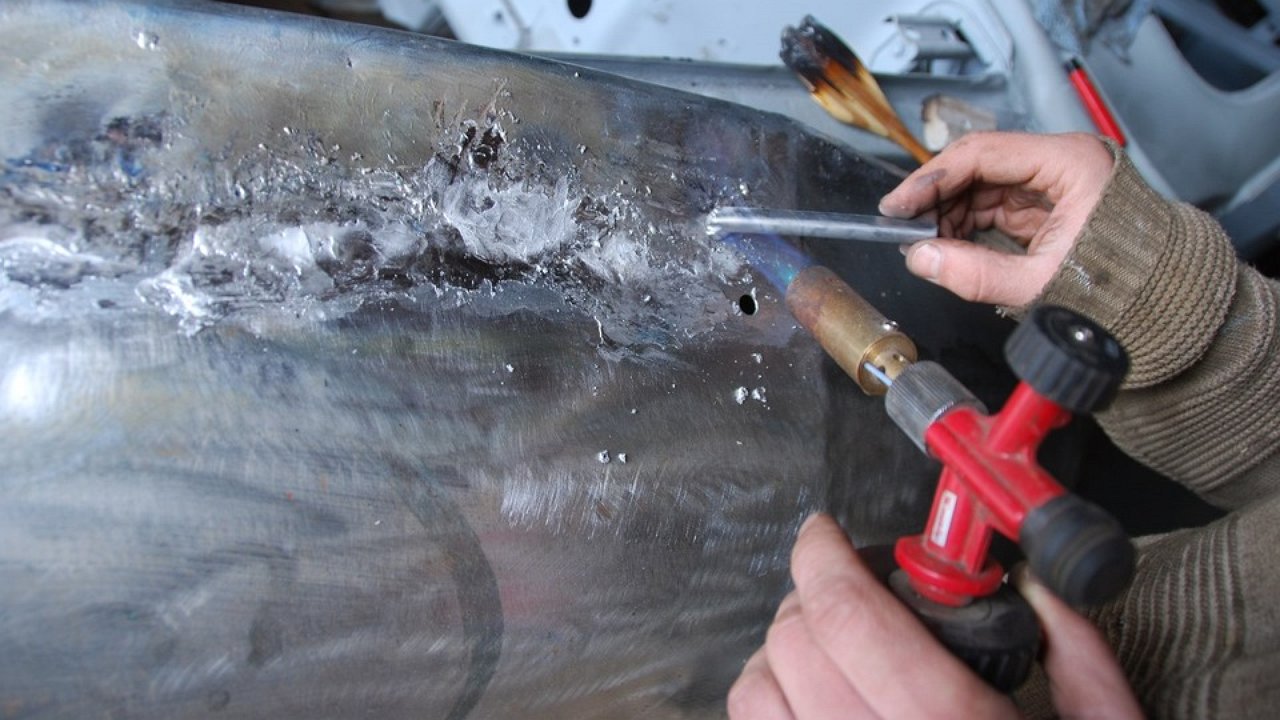 How to save on bodywork repair and do it efficiently at the same time