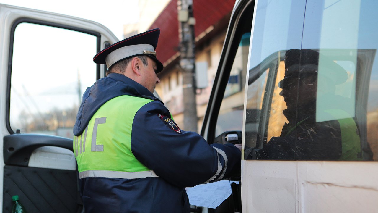 How the traffic police “load” drivers with money for things scattered in the cabin
