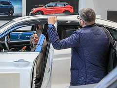 autosalon kitayskiy 1 globallookpress.jpg.240x180 q85 box 407%2C0%2C4287%2C2910 crop detail upscale