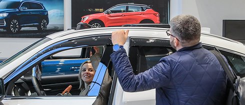 autosalon kitayskiy 1 globallookpress.jpg.490x210 q85 box 0%2C0%2C4365%2C1871 crop detail upscale