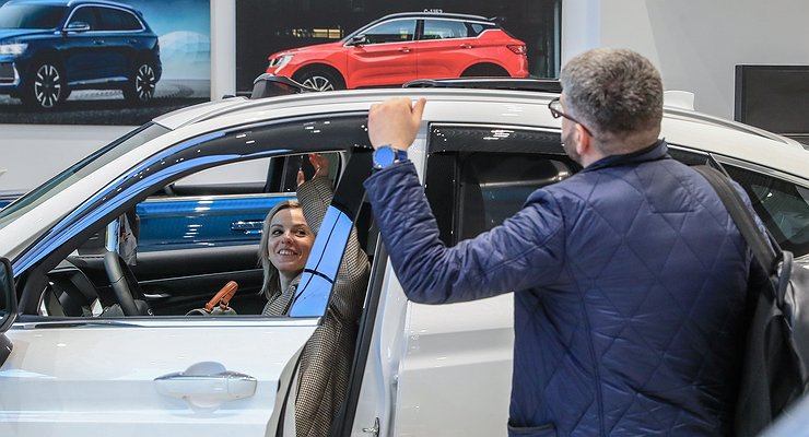 Как китайские автобренды массово накручивают цены на российском рынке 3 autosalon kitayskiy 1 globallookpress.jpg.740x400 q85 box 0%2C0%2C4365%2C2359 crop detail upscale