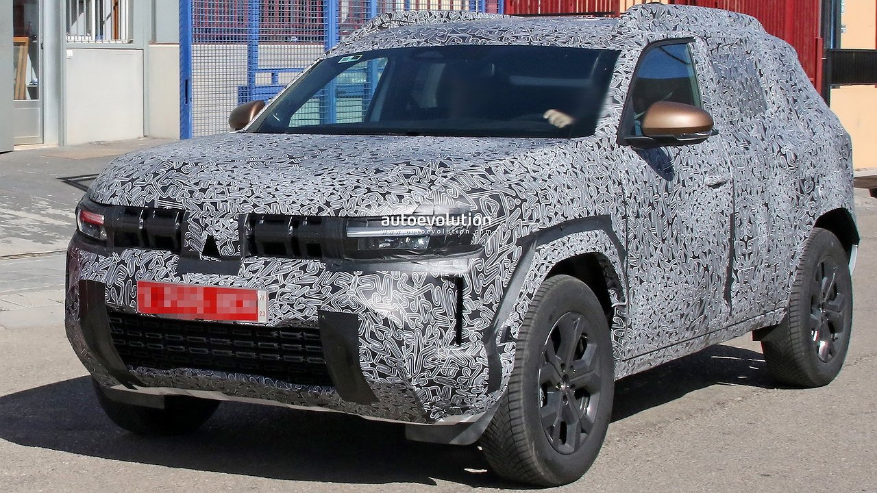 Crossover Renault Duster of the new generation photographed in camouflage