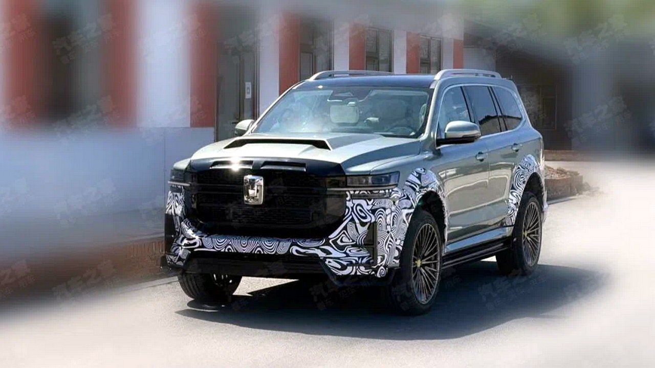 The Chinese put the SUV Tank 500 to the test with an unusual appearance