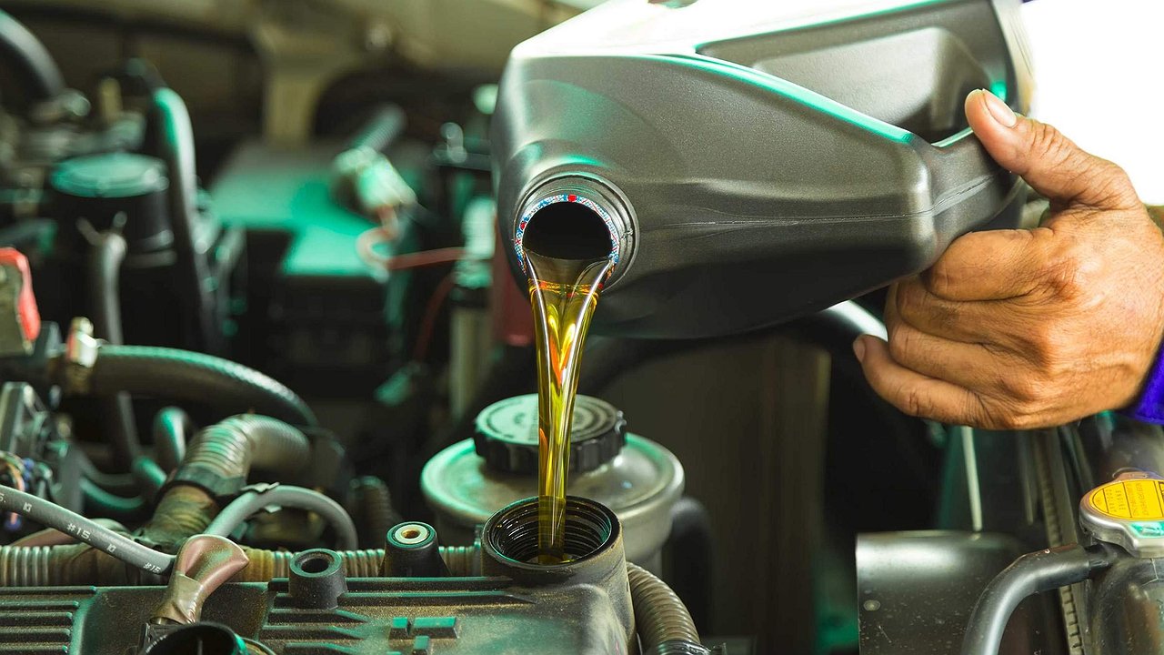 “Synthetics” vs. “mineral water”: which engine oil burns the least
