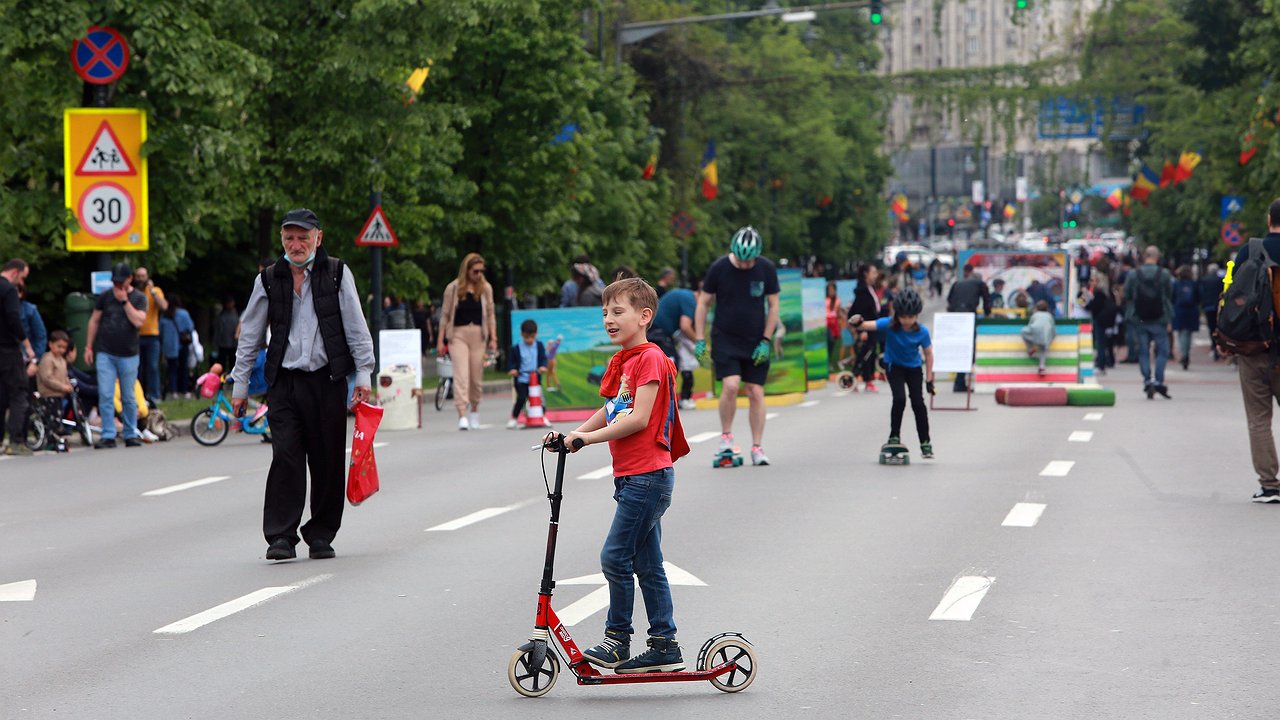 Kettlebell in the forehead: The deadly force of electric scooters against car owners and pedestrians