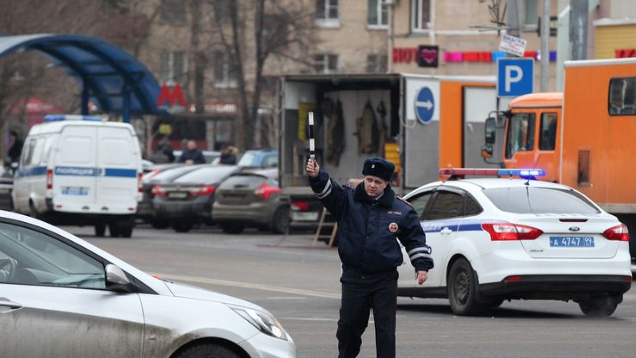 Which questions from the traffic police officer should the driver not answer?