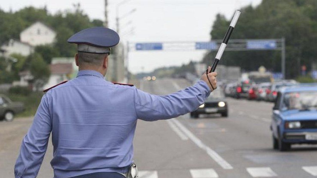 How many meters must a motorist stop at the request of a traffic police officer