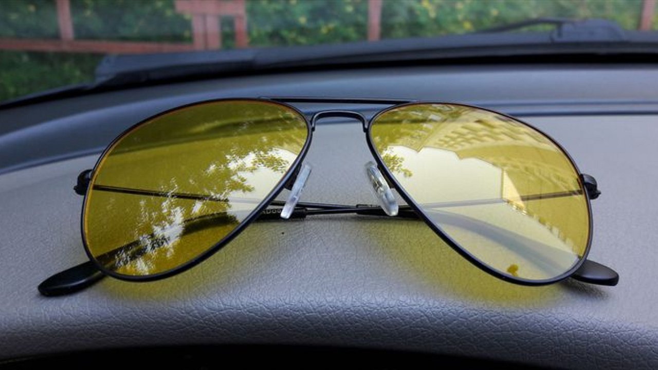Should car owners take off their sunglasses when communicating with a traffic police inspector?