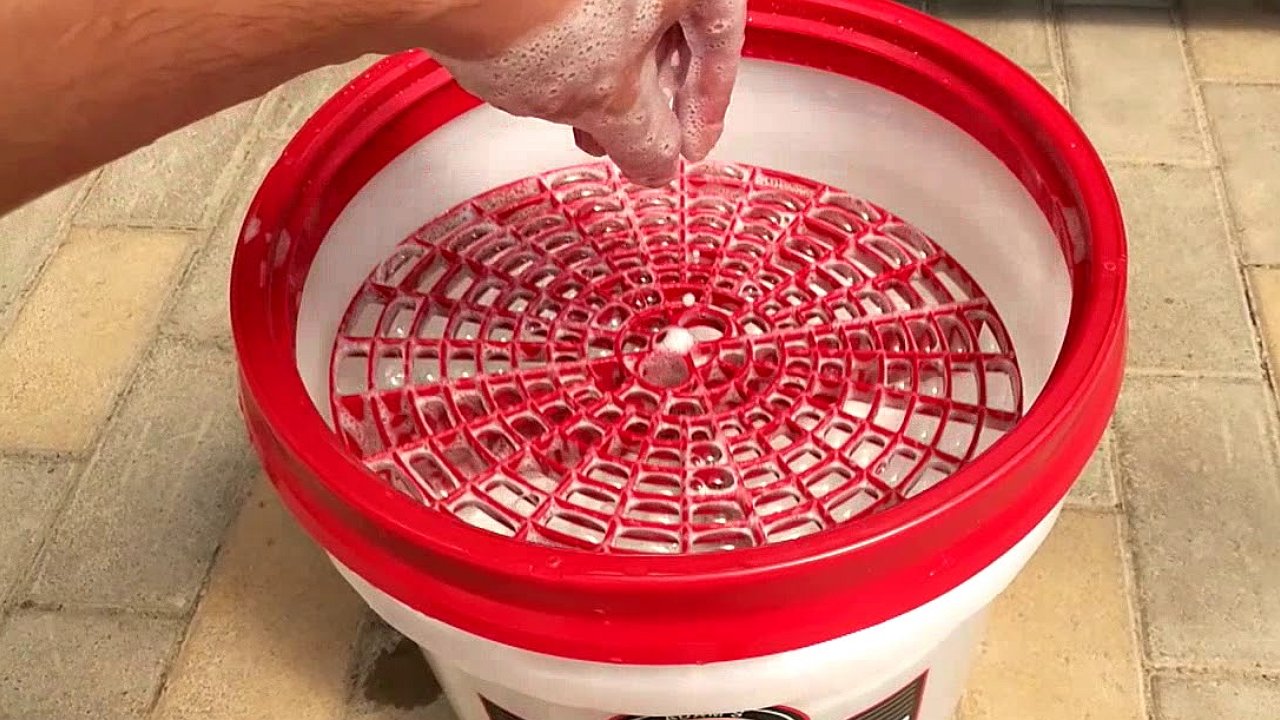 How to wash a car with a bucket without scratching the paint