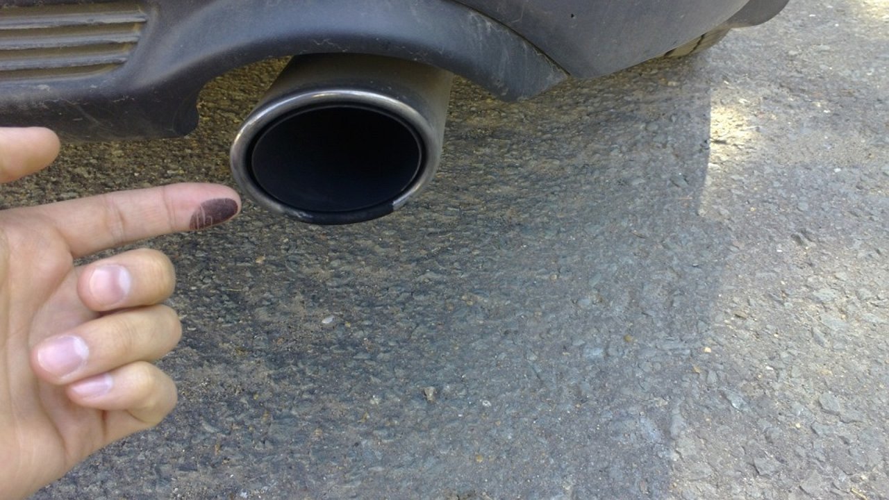 What malfunctions can tell soot in the exhaust pipe