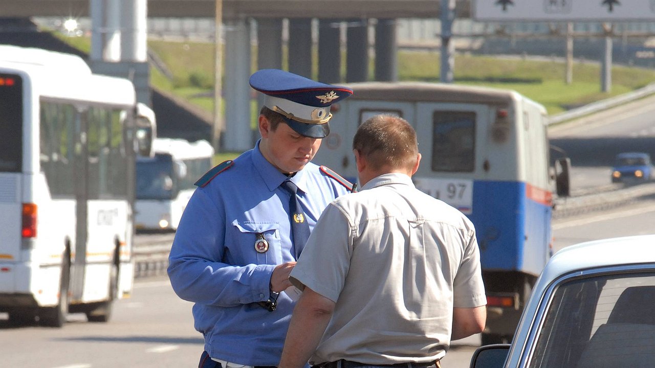 How traffic officers use gestures and facial expressions to determine the driver who drove the day before