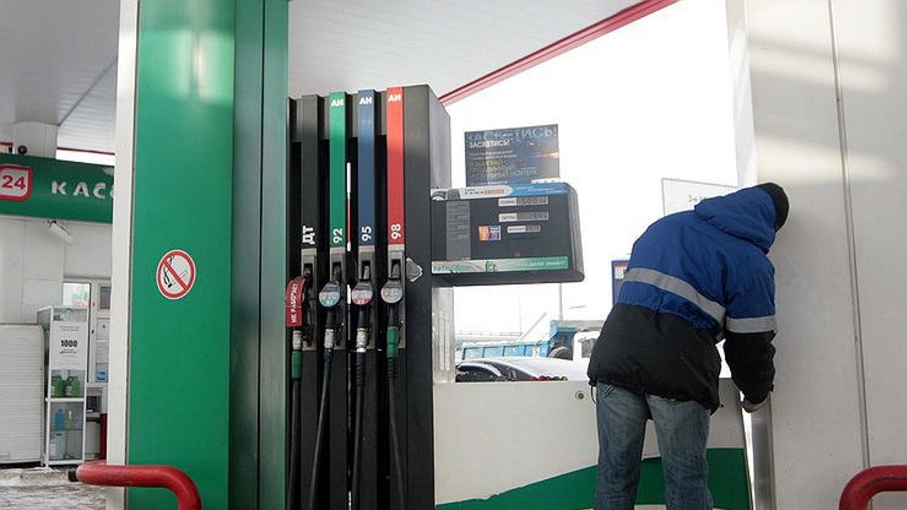 Why you shouldn’t have your car refueled by a gas station employee