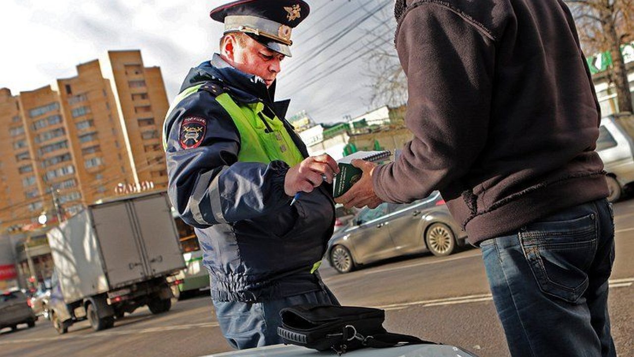 Can a traffic police officer demand that a stopped driver fully open the window?