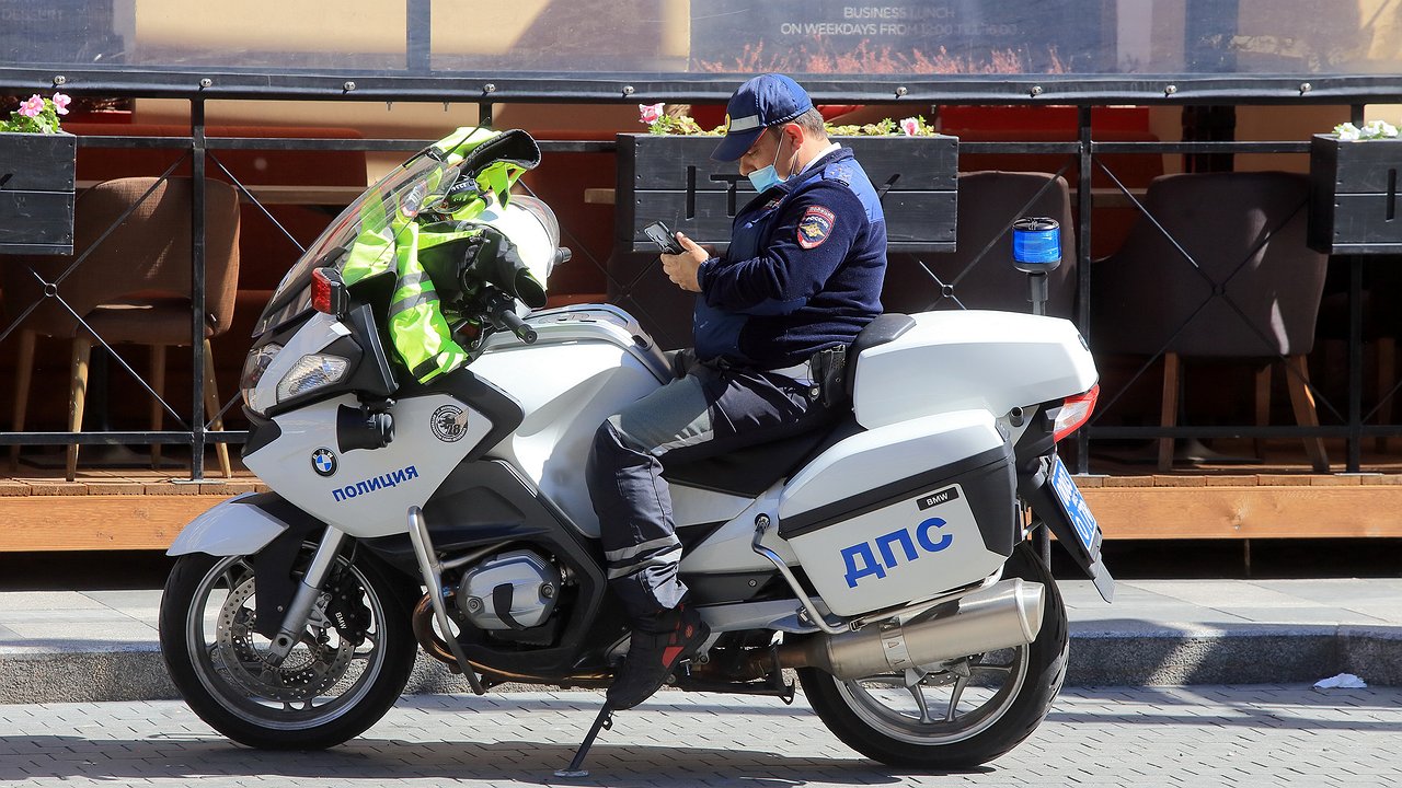 Phone Law: May a traffic cop monitor the “mobiles” of the car’s driver and passengers