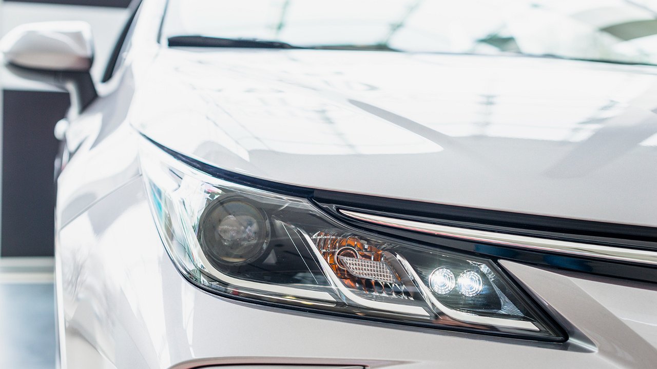 Why on many cars the headlights began to melt and ignite