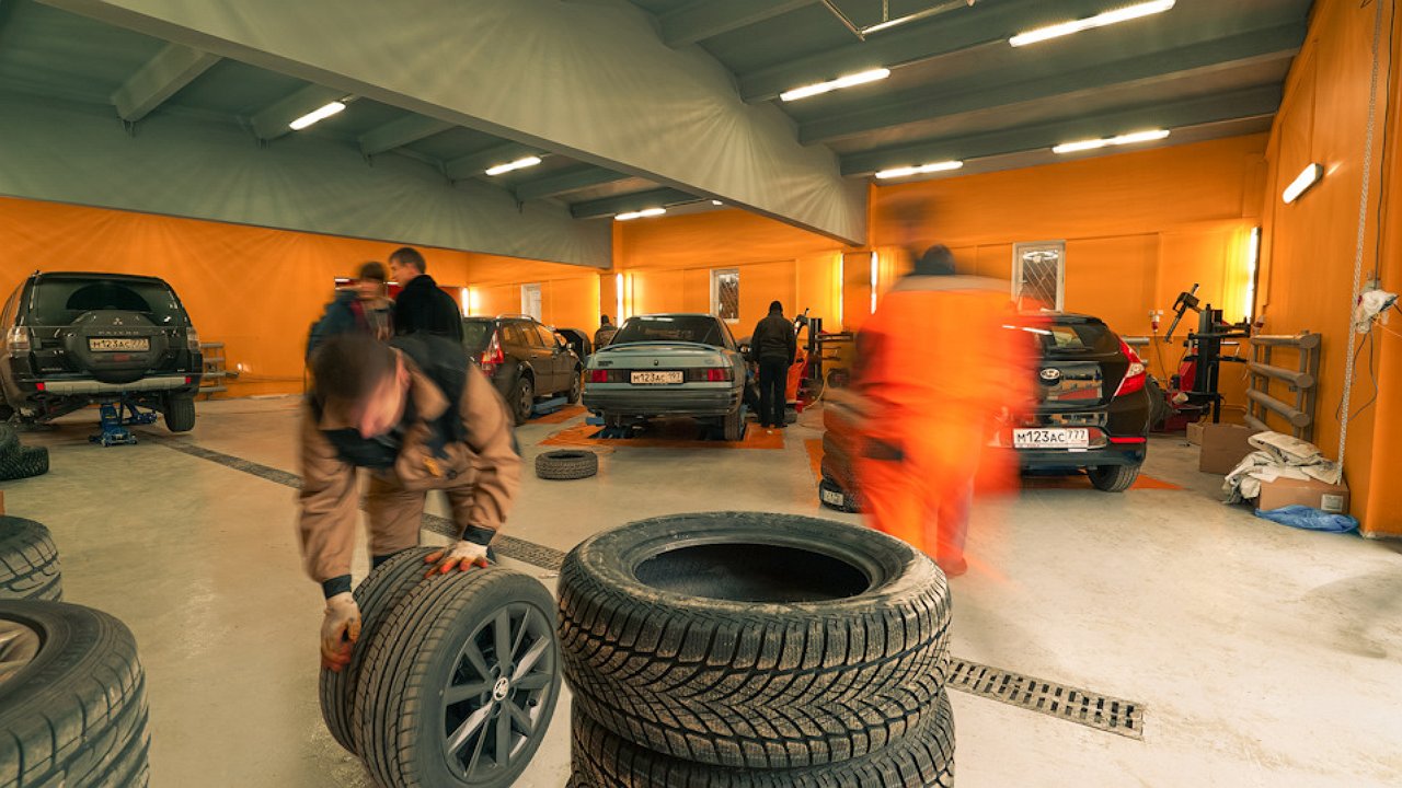 Trade in tires at a car dealer: a snag or a real advantage