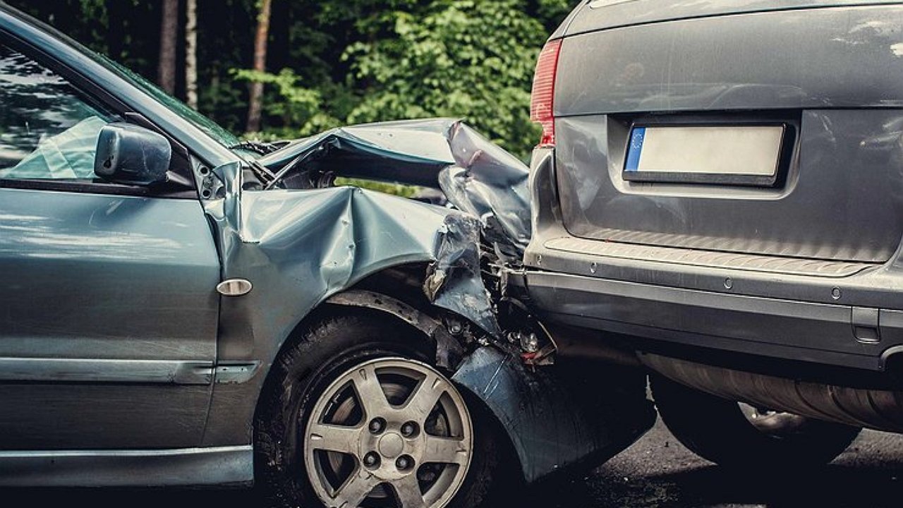 Is it possible to leave the scene of the accident citing threats from the second participant?