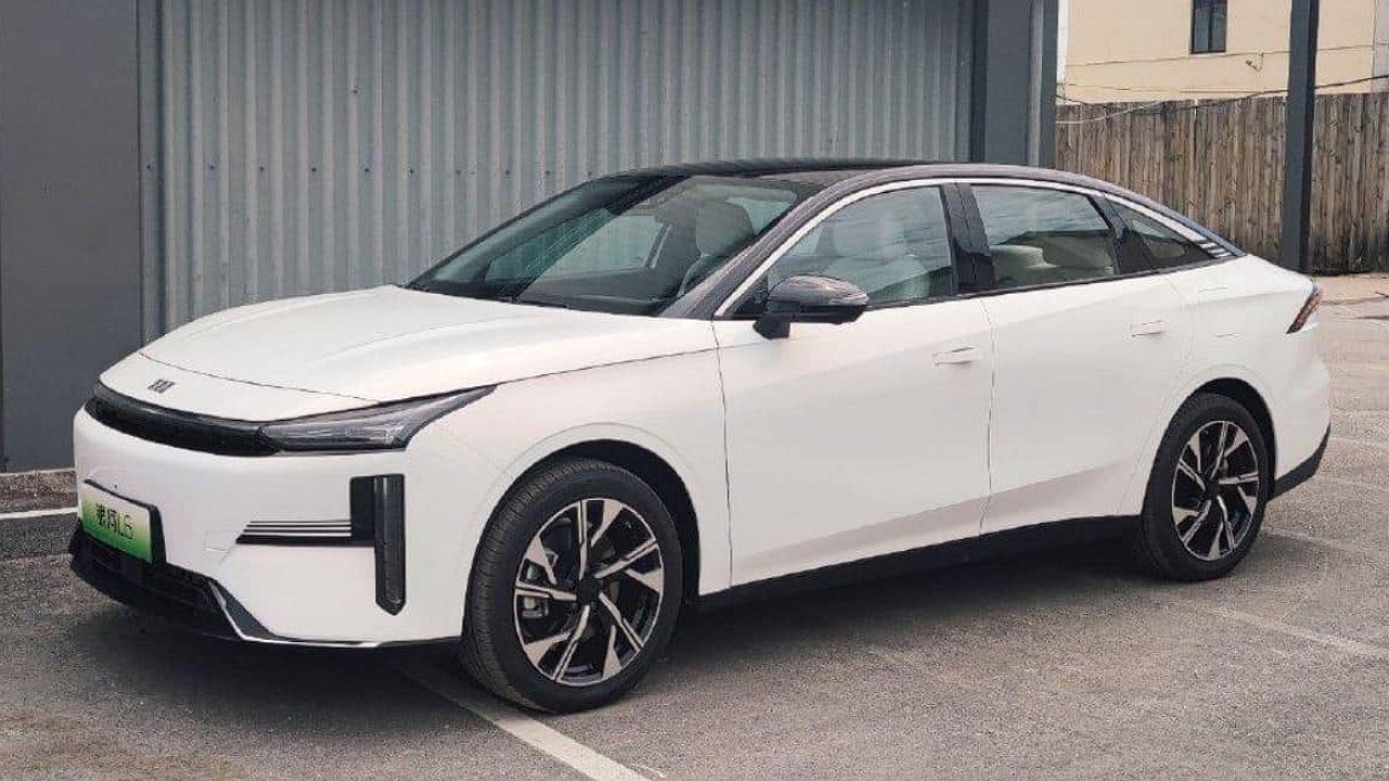 Hybrid sedan Geely Galaxy L6 spotted without camouflage
