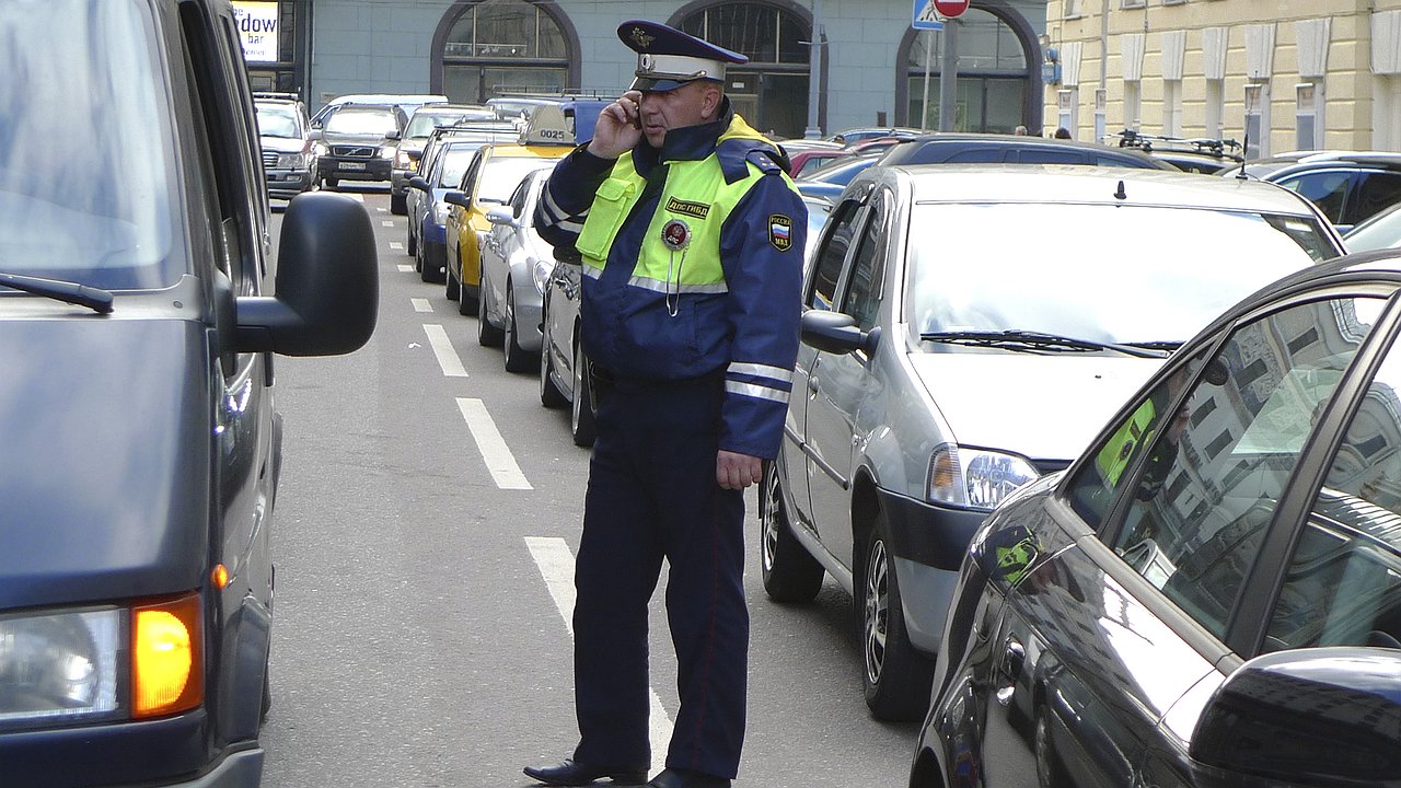 By what criteria do traffic cops actually choose cars to be stopped