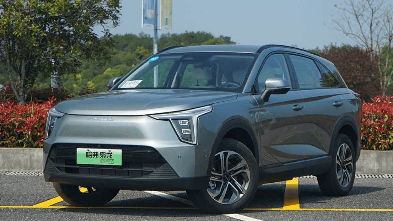 Haval introduced the new crossovers Xiaolong and Xiaolong Max