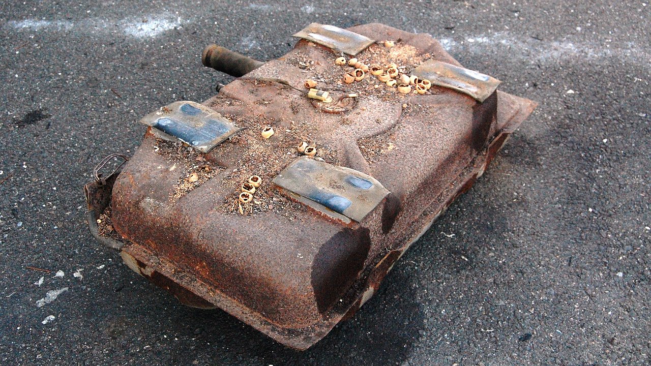 Rotten fuel tank: change to plastic or look for iron