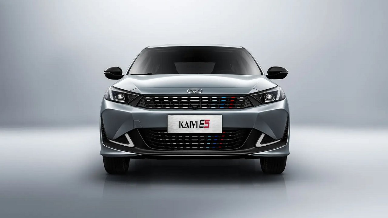When will Russian sales of a budget version of the Kaiyi E5 sedan begin?