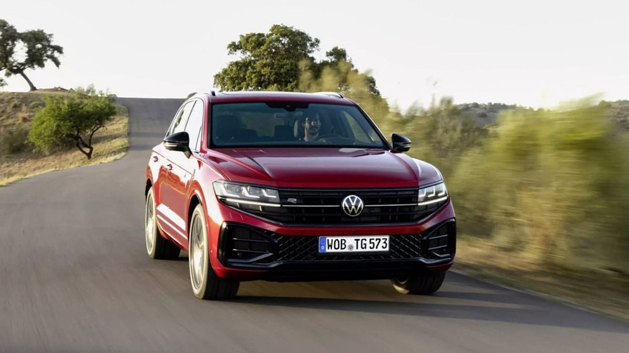 Volkswagen introduced the updated crossover Touareg