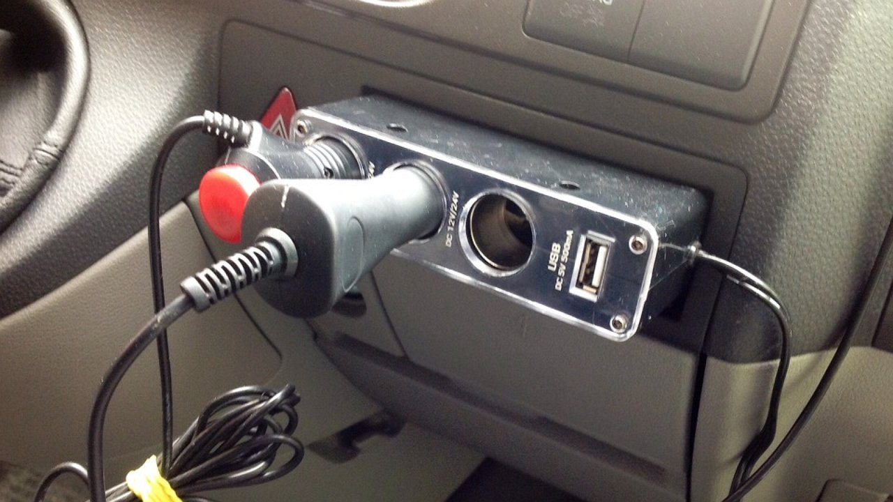 What can and cannot be plugged into the cigarette lighter