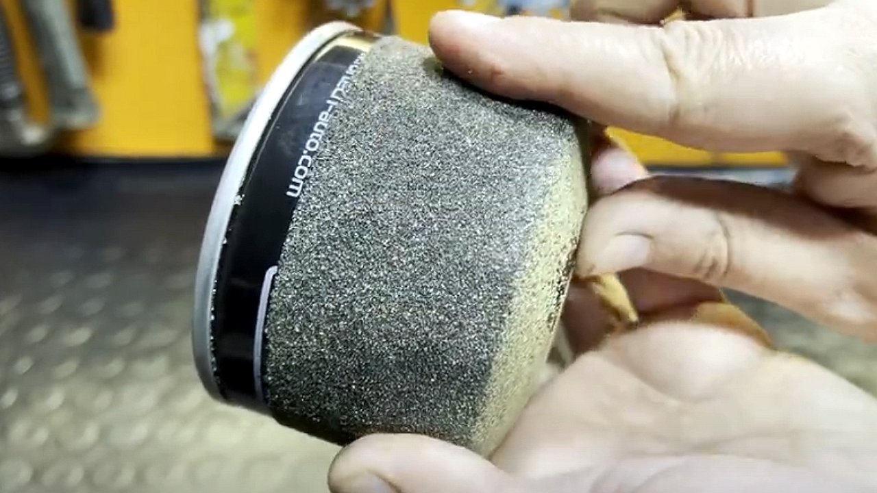 Why experienced drivers pour sand on the oil filter