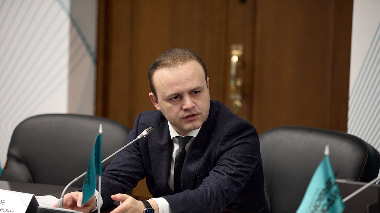 State Duma deputy ran into Moscow evacuators and cried in injustice