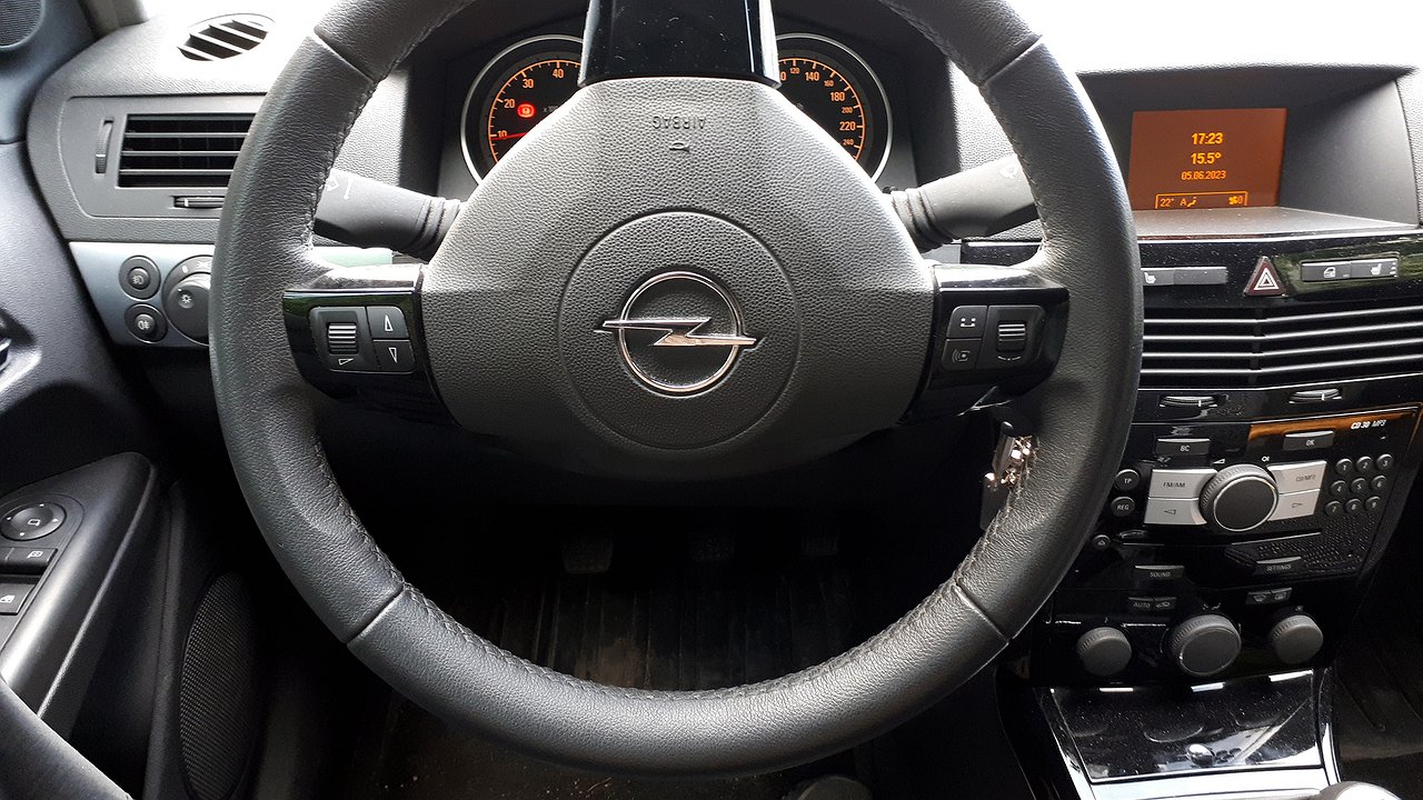 Why cunning drivers park a car with a “reversed” steering wheel
