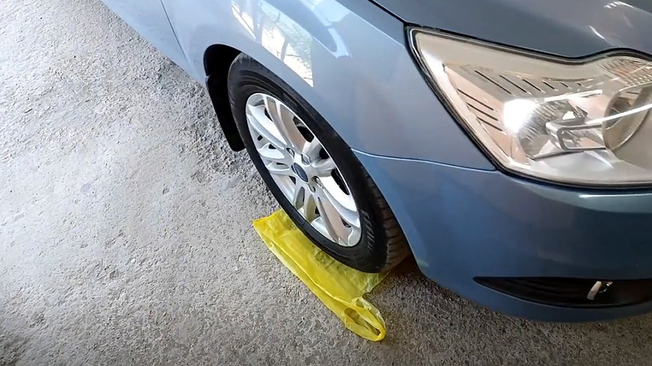 Why experienced drivers put plastic bags under their wheels