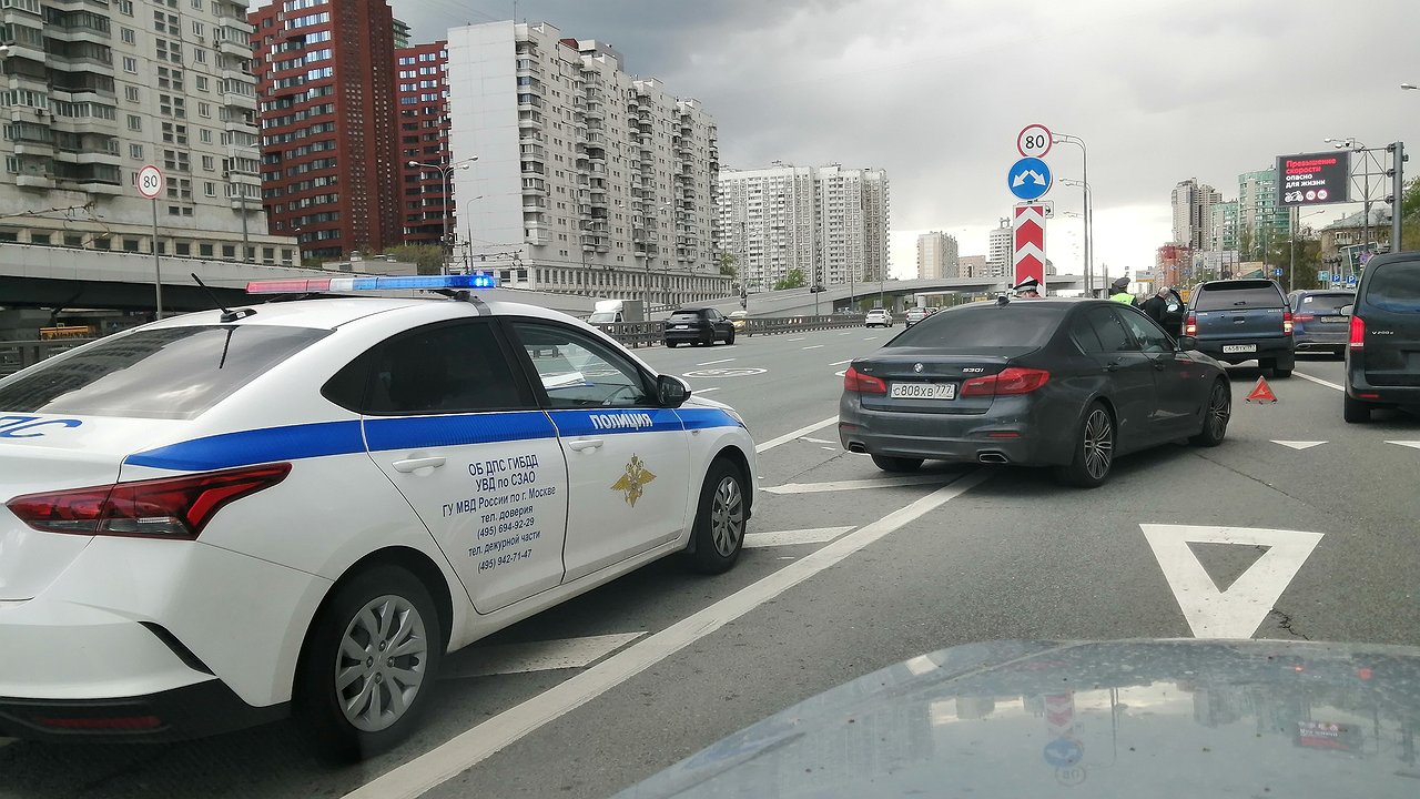 What serious “styles” with the automatic light, the traffic police look through their fingers