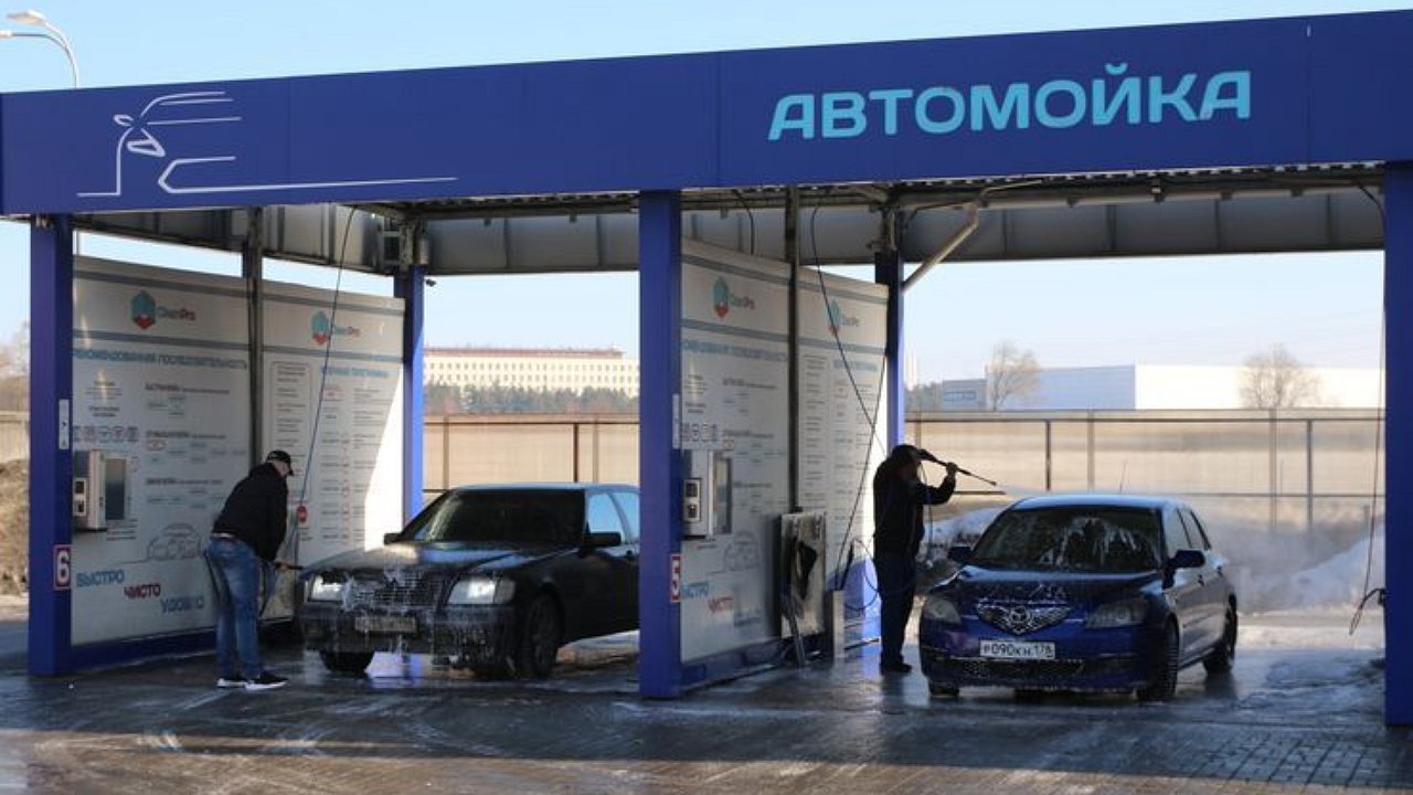 Why does sand remain on the bodywork after a car wash?