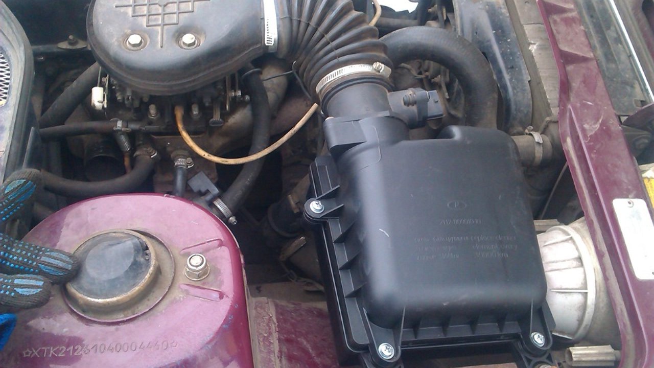 Why do car air filters have different colors?