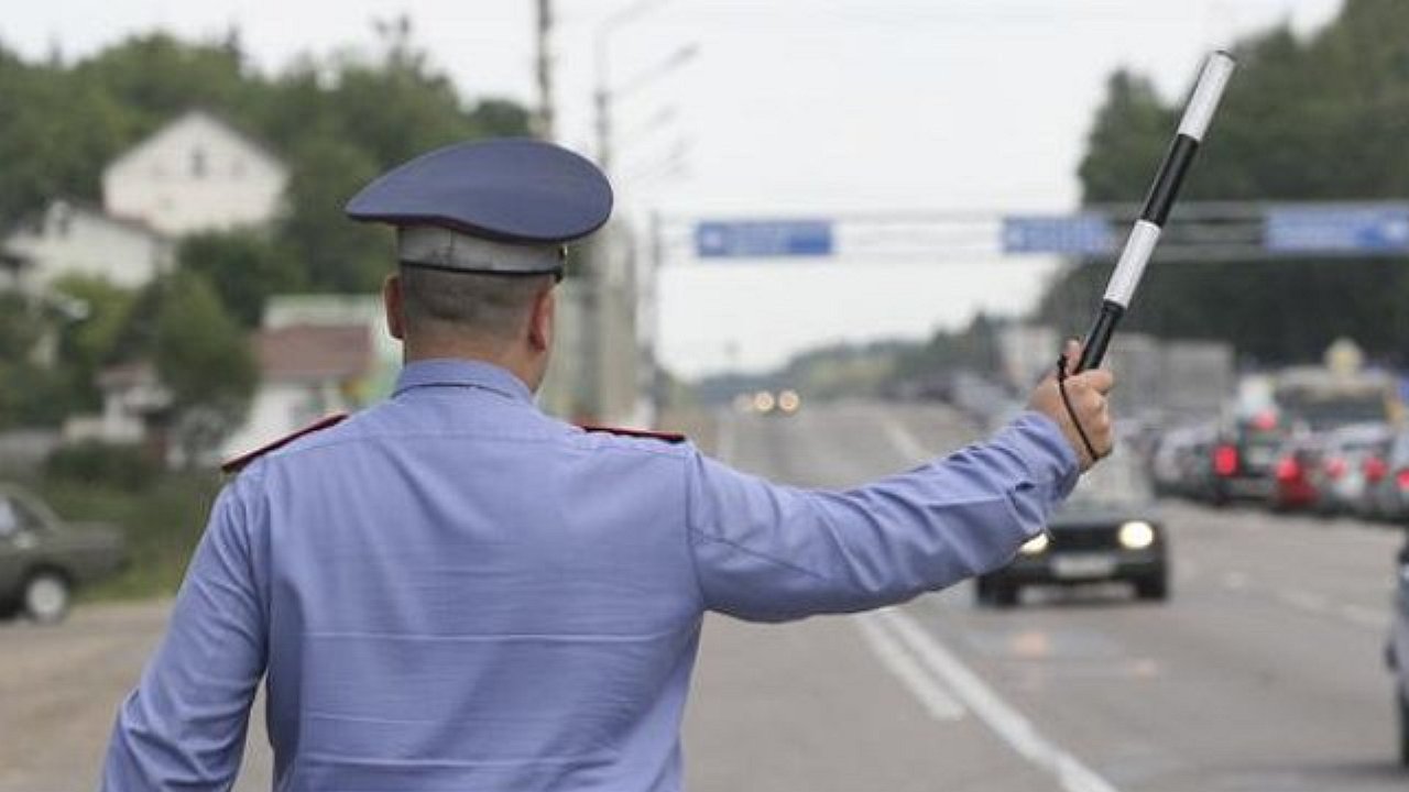 How traffic cops react to drivers chewing while driving