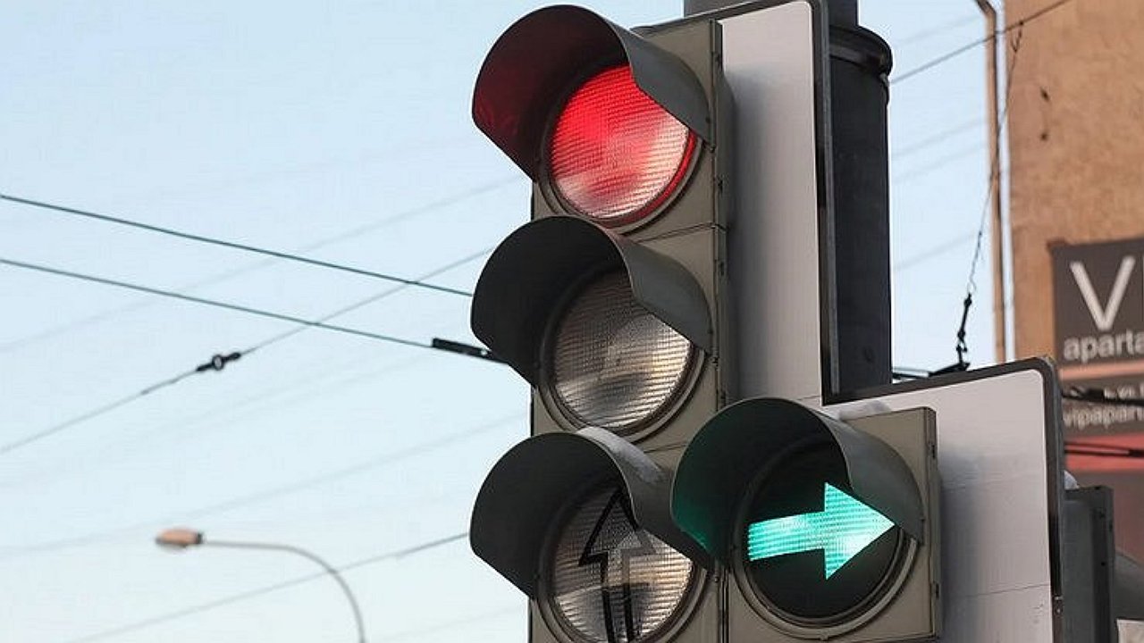 How the traffic police fine motorists for stopping at a red traffic light