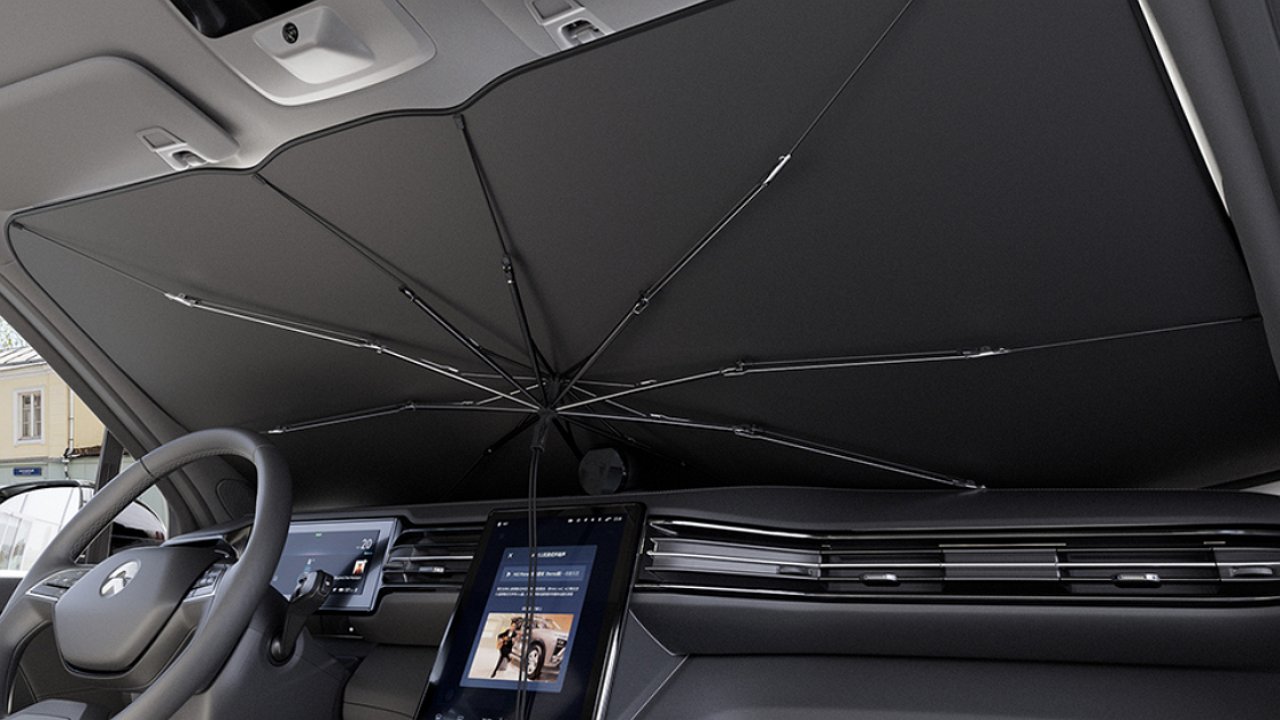 Car umbrella: a new old remedy for the heat and its effects