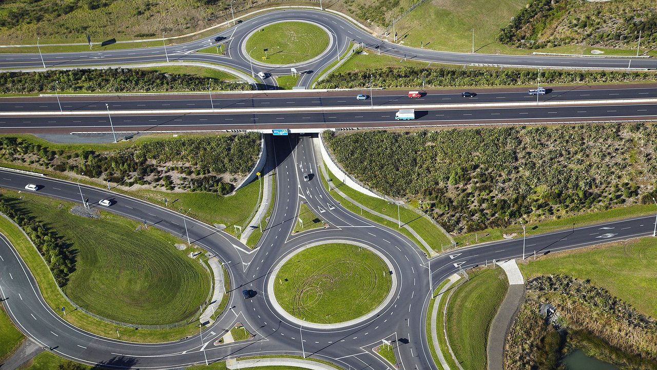 It becomes very dangerous to drive on roundabouts in Moscow