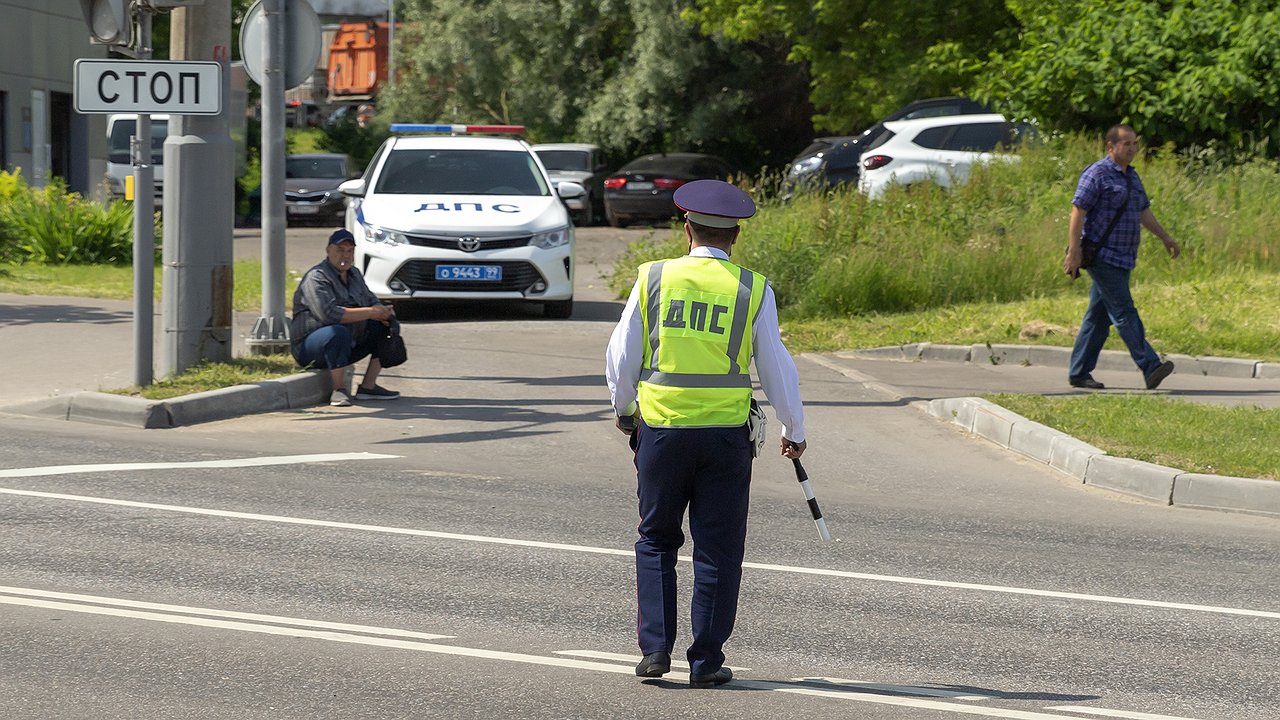 Game: A traffic cop in the suburbs knocked down a cyclist and stabbed him with a knife