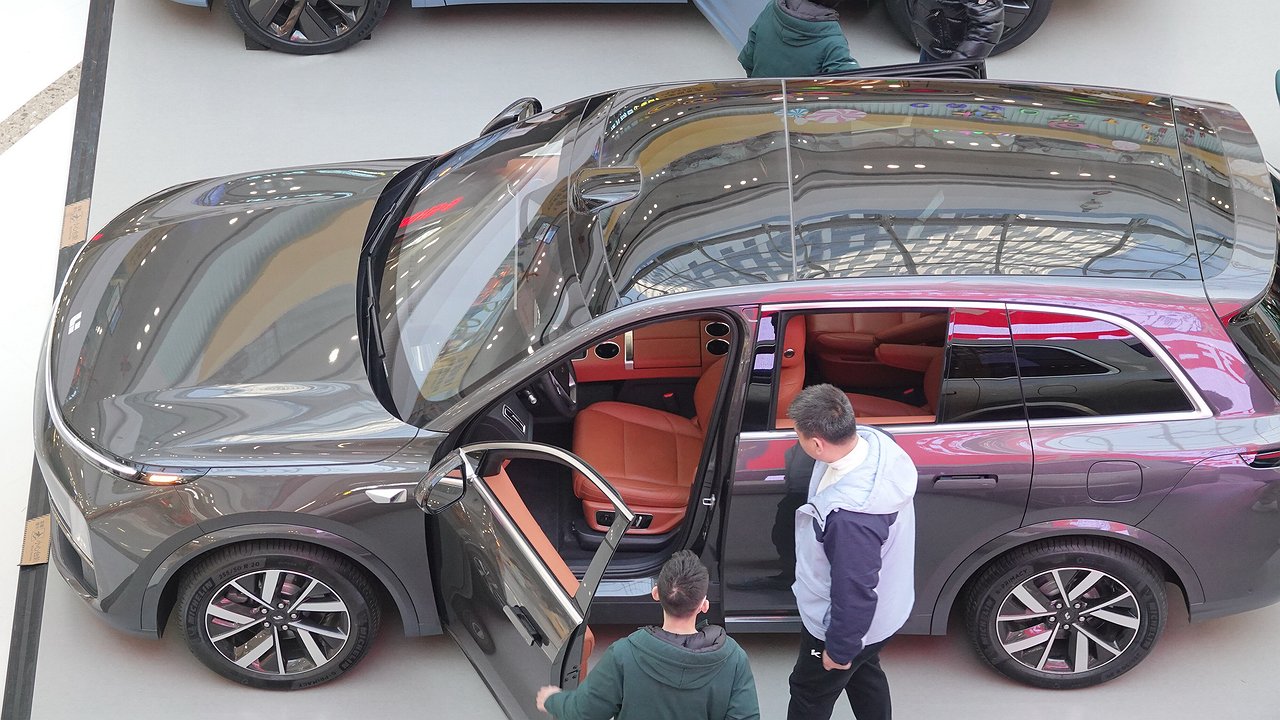 Dollar to 90 rubles: the car market froze in anticipation of a price jump