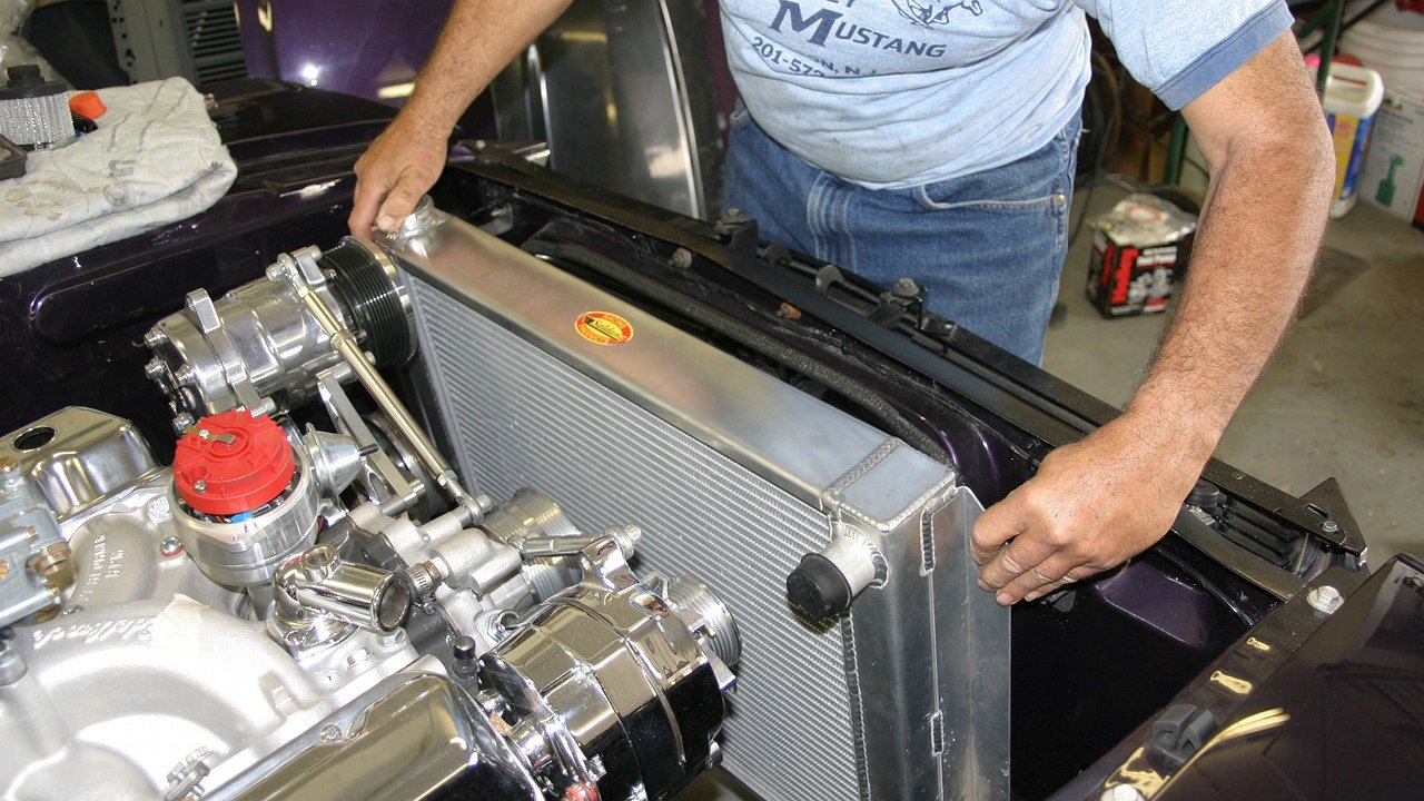 Why experienced car owners replace the radiator cap for the summer