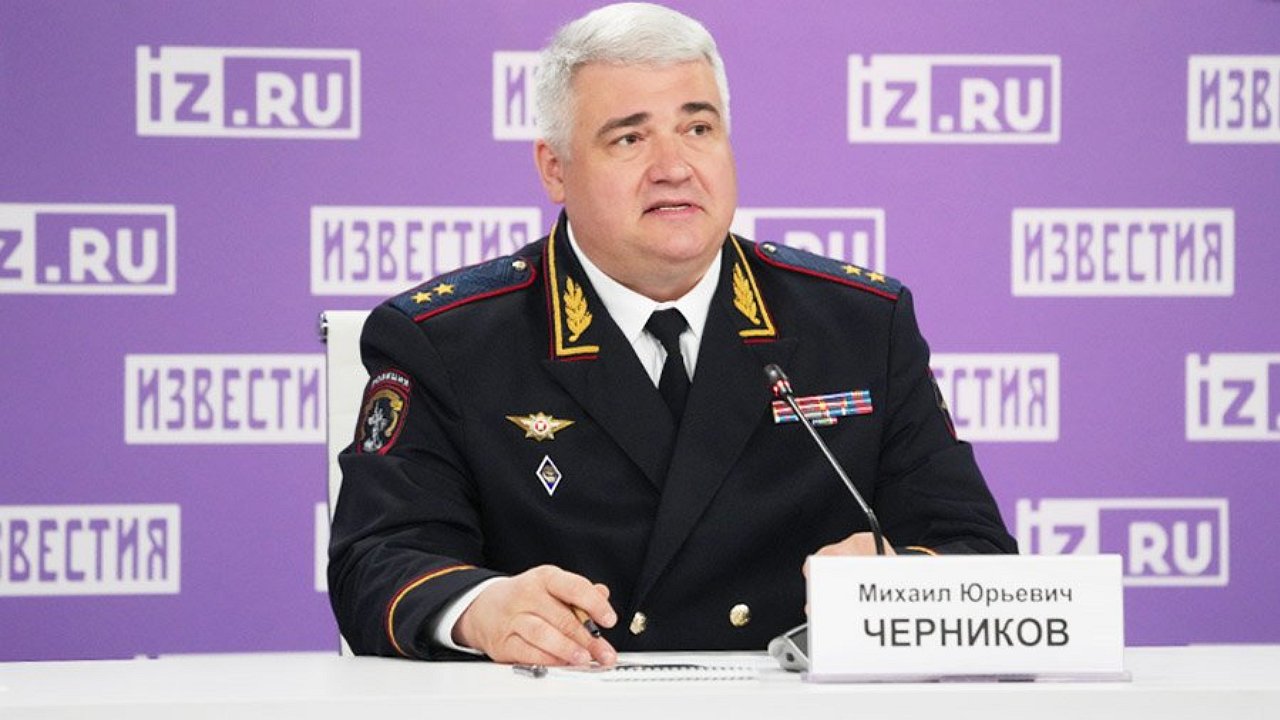 Why did the head of the traffic police, Mikhail Chernikov, throw himself under the wheels of a passing car