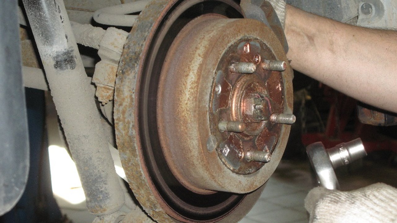Why replacing discs in brakes sometimes drastically reduces their effectiveness